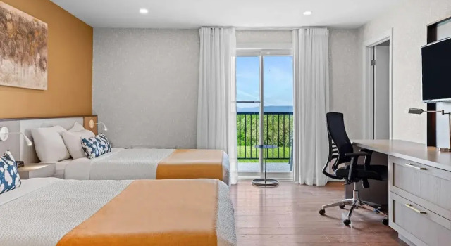Четырёхместный номер Standard с балконом и с видом на сад Days Inn by Wyndham Riviere-Du-Loup