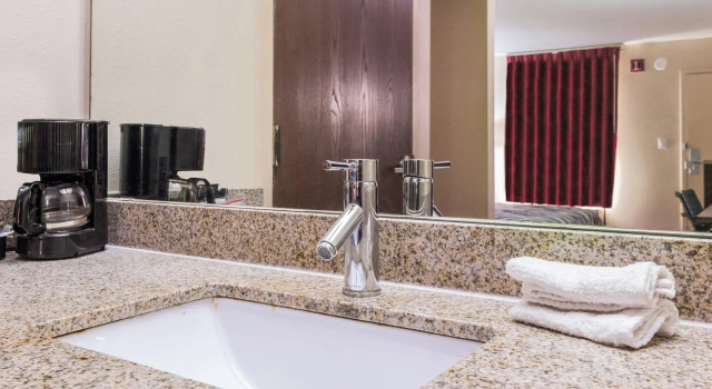 Четырёхместный номер Deluxe Red Roof Inn Texarkana