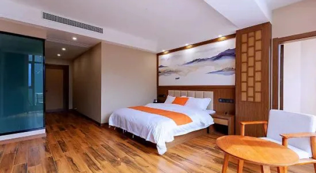 Кровать в общем номере (женский номер) с балконом Floral Hotel· Enshi Daughter Lake Hotel (Grand Canyon Shop)