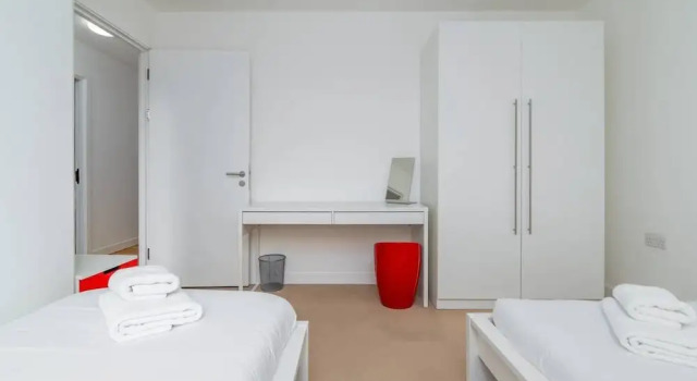 Stunning 3BR Flat in East Village W/balcony, Fits 9, Забронировать Дом для отпуска Лондон Большой Лондон, рядом с Театр Royal Stratford East