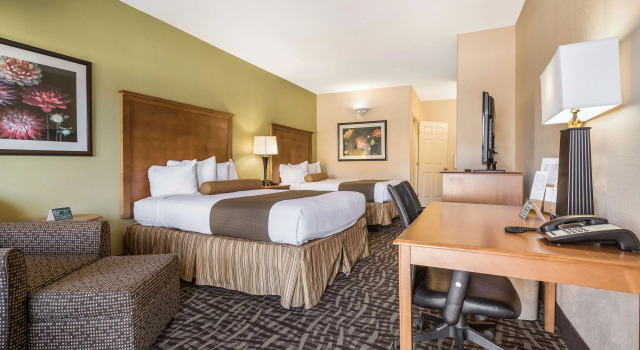 Четырёхместный номер Standard SureStay Hotel by Best Western Alice