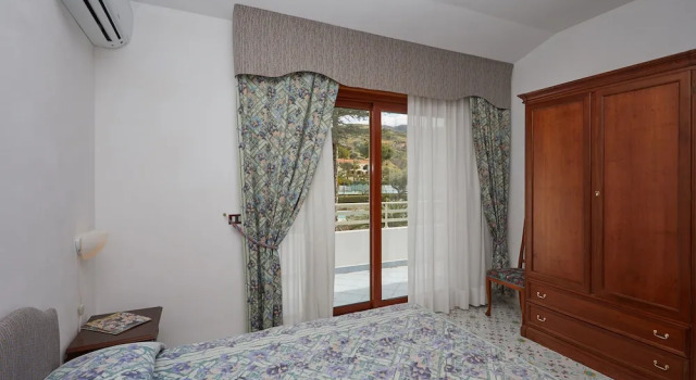 Четырёхместный номер Standard с балконом и с видом на сад Hotel La Castellana