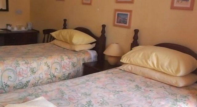 Church Farm Accommodation, Забронировать Фермерский дом Отели Уорикшир с парковкой, Парковка