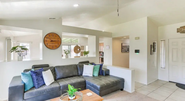 Victorville Home w/ Large Yard & Charcoal Grill!, Забронировать Дом для отпуска Викторвилл штат Калифорния, рядом с Scandia Family Fun Center