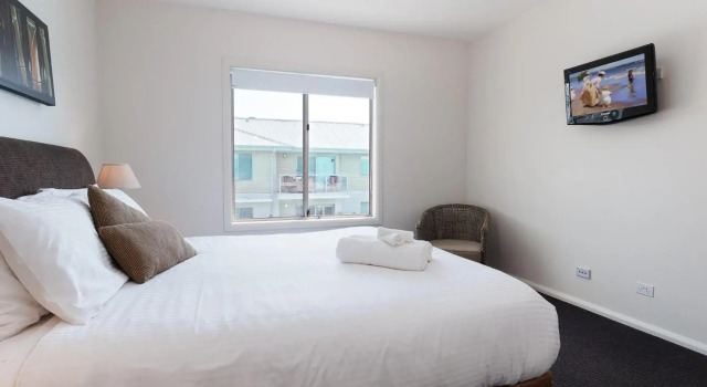 245 Pacific Blue 265 Sandy Point Rd air conditioned unit with resort facilities and linen supplied, Book Resort Salamander Bay Port Stephens