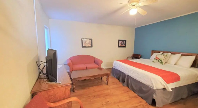 Люкс Meadowlark Motel with Restaurant & Bar