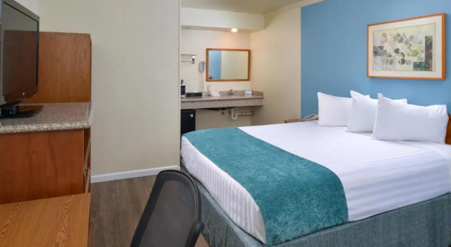 Номер Standard с видом на бассейн Edgewater Inn and Suites