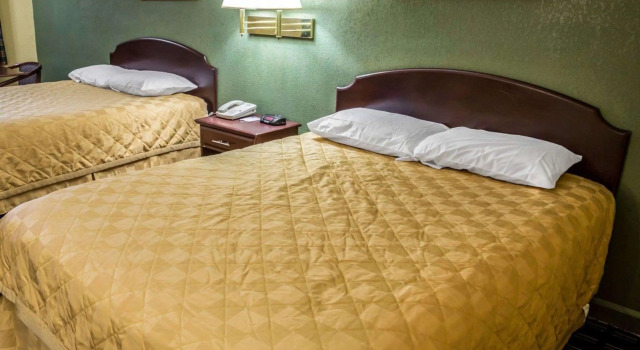 Четырёхместный номер Standard Rodeway Inn & Suites Plymouth Hwy 64
