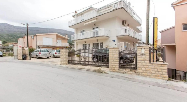 Knez - 100 m From Beach - A1, Varaa Huoneisto Hotellit Split-Dalmatia pysäköinnillä, Pysäköinti