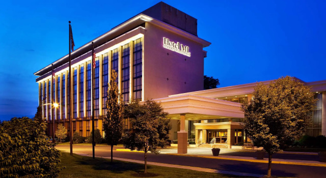 Кровать в общем номере Grand Laurel Hotel