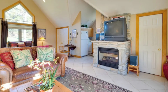 Peaceful Lake Lure Cabin w/ Fireplace!, 预订 酒店 卢尔湖 北卡罗莱纳州