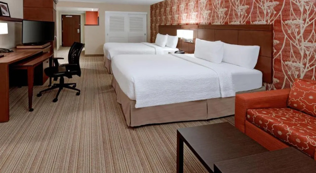 Номер Superior Courtyard by Marriott Calgary Airport