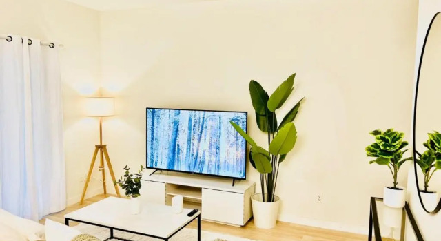 Lovely 2-story 2-bedroom unit with free secure parking, Забронировать Отель Санта-Моника 