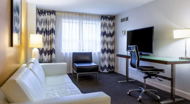 Люкс Comfort Inn & Suites Baltimore Inner Harbor