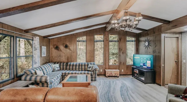 Welcome to The Baker House Retreat - The Ranch House and The Bunk House, Varaa Lomakoti Maple Falls 