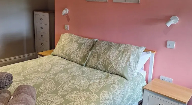 Comfortable Double Room with Bath, Забронировать Гостевой дом Отели High Weald с парковкой, Парковка