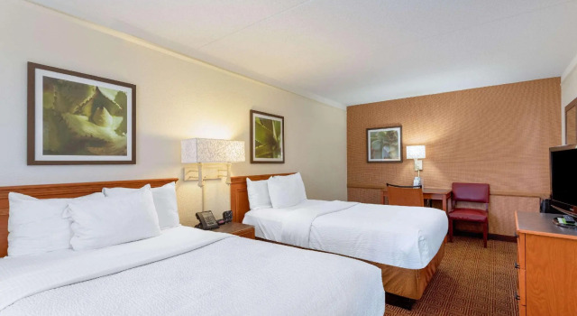 Четырёхместный номер Standard La Quinta Inn by Wyndham Huntsville Research Park