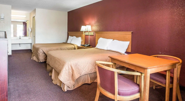 Четырёхместный номер Standard Rodeway Inn Expo Center