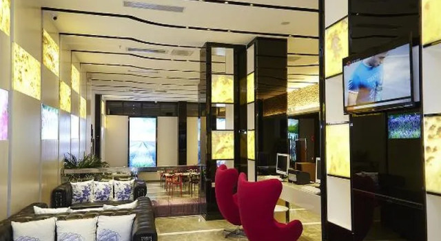 Lavande Hotel Wuhan Wujia Mountain Branch, Boek Hotel Hotels in Wujiashan met parkeren, Parkeren