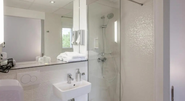 Двухместный номер Standard Logis Hotel Restaurant & SPA Au Comte dOrnon