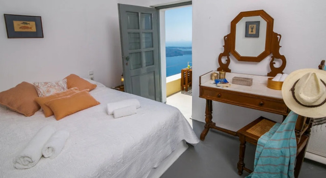 Вилла с 4 комнатами с видом на горы Santorini Roses Suites
