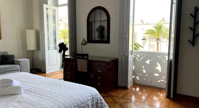 Трёхместный номер Standard с балконом и с видом на город Santa Ana Suite & Rooms