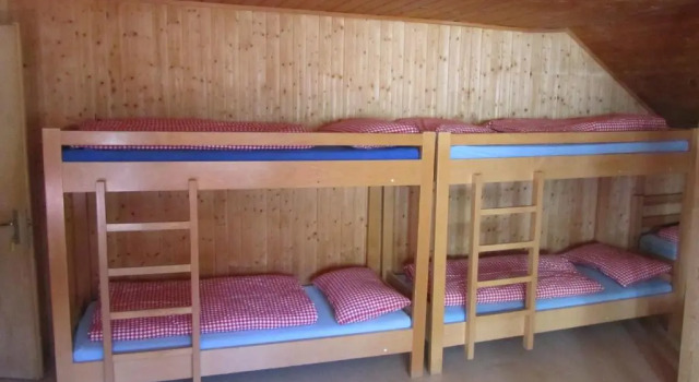 Кровать в общем номере Jugendherberge Hospental