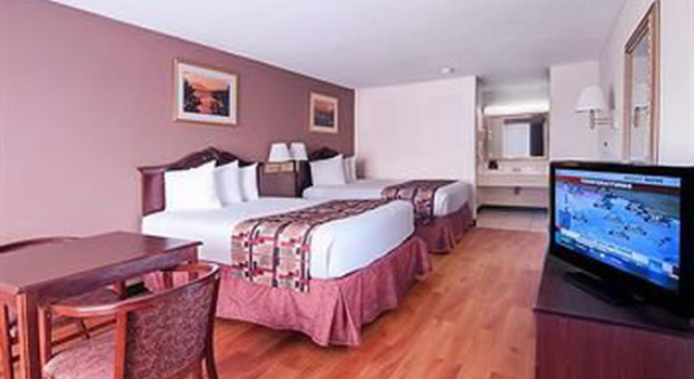 Четырёхместный номер Standard Отель Greenville Airport Inn