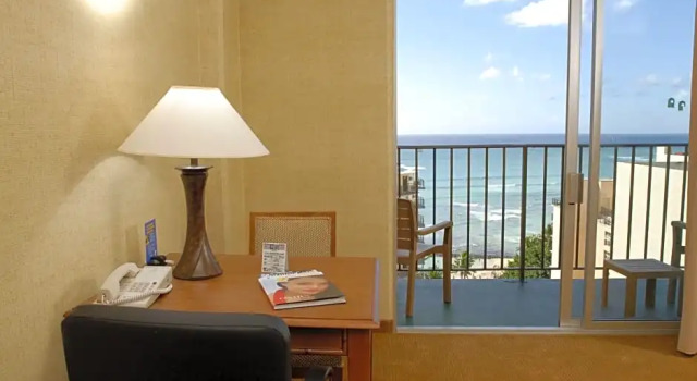 Двухместный номер Standard с частичным видом на океан Waikiki Resort Hotel