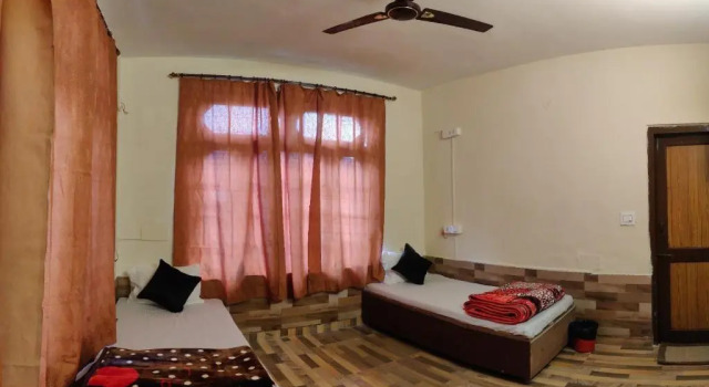 Кровать в общем номере Moustache Mcleodganj