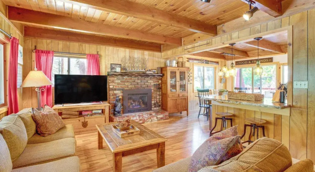 10 Mi to Ski Slopes: South Lake Tahoe Home, 予約 ホテル マイヤーズ South Lake Tahoe Area