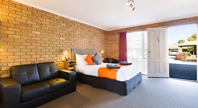 Семейный люкс Statesman Motor Inn