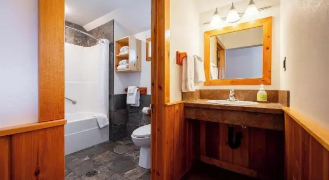 Коттедж с видом на реку Pine Bungalows
