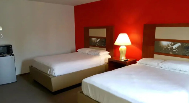 Четырёхместный номер Standard Country Hearth Inn Iron Mountain