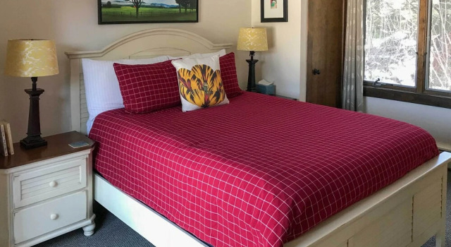 Stowe Vacation Rental w/ Deck & Mountain Views!, Забронировать Апартаменты/квартира Стоу Stowe-Smuggler's Notch