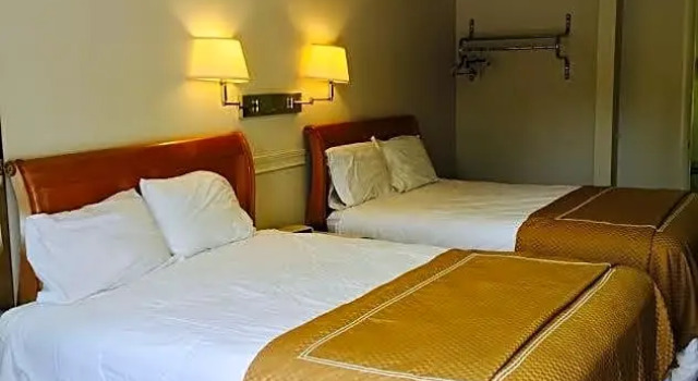 Четырёхместный номер Standard Bourbon Capital Inn