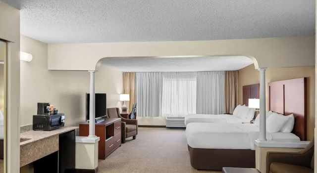 Четырёхместный люкс c 1 комнатой Comfort Suites Grandville - Grand Rapids SW