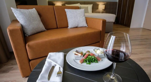 Номер Deluxe SL Industry Hotel