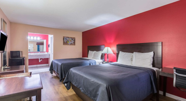 Четырёхместный номер Standard Quality Inn & Suites Bridge City Orange