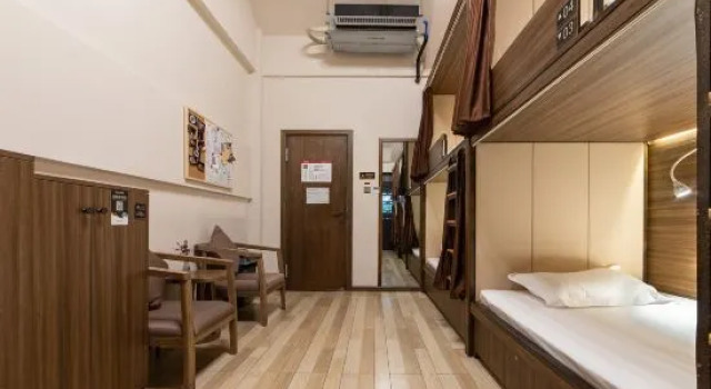 Кровать в общем номере (женский номер) с 6 комнатами с балконом The Hump Hostel