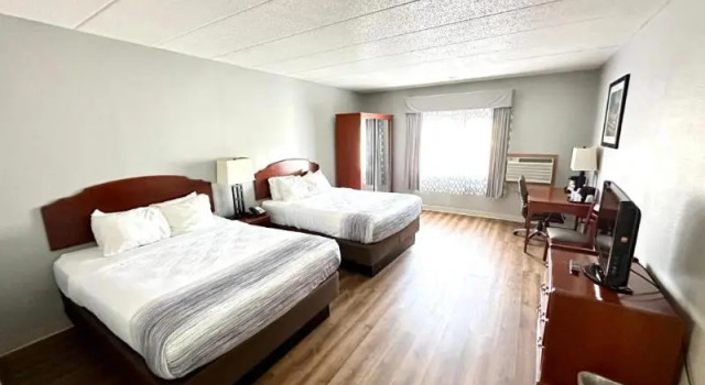 Четырёхместный номер Standard AmericInn & Suites by Wyndham Baraboo Event Center