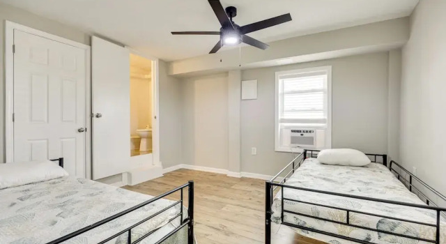 Коттедж Fenced Yard, 1 Mi to Beach: Oak Island Family Home