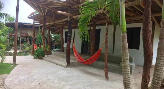 Бунгало Hostal La Media Luna Palomino