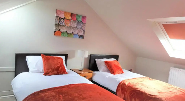 Swindon City Centre Duplex - EnterCloud9SA