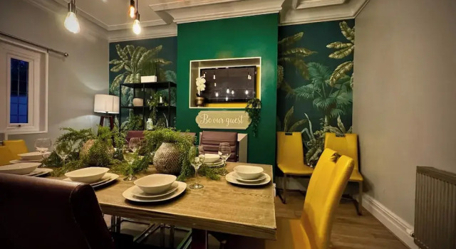 Коттедж Sleeps10-parking-garden-hottub-petfriendly
