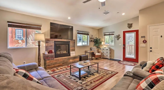 Half-mi to Bear Mtn Ski Resort: Cabin w/ Hot Tub
