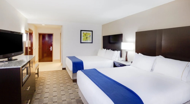 Четырёхместный номер Standard Holiday Inn Express Hotel & Suites Mebane by IHG