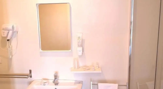 Трёхместный номер Standard с видом на сад Academy Hotel