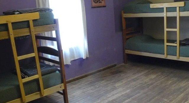 Кровать в общем номере Hostal La Antigua