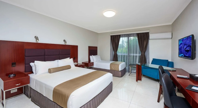Двухместный семейный номер Deluxe с балконом Best Western Casula Motor Inn